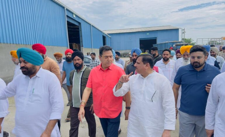 ਕੈਬਨਿਟ ਮੰਤਰੀ ਹੜ੍ਹਾਂ ਦੌਰਾਨ ਬਣੇ ਜਾਨ-ਮਾਲ ਦੇ ਰਾਖੇ: ਸਤਲੁਜ ਦੇ ਕੰਢੇ ਪੱਕੇ ਕਰਨ ਲਈ ਮੋਹਰੀ ਹੋ ਕੇ ਸਾਂਭੀ ਕਮਾਂਡ