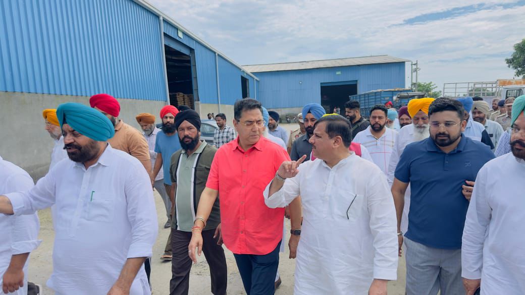 ਕੈਬਨਿਟ ਮੰਤਰੀ ਹੜ੍ਹਾਂ ਦੌਰਾਨ ਬਣੇ ਜਾਨ-ਮਾਲ ਦੇ ਰਾਖੇ: ਸਤਲੁਜ ਦੇ ਕੰਢੇ ਪੱਕੇ ਕਰਨ ਲਈ ਮੋਹਰੀ ਹੋ ਕੇ ਸਾਂਭੀ ਕਮਾਂਡ