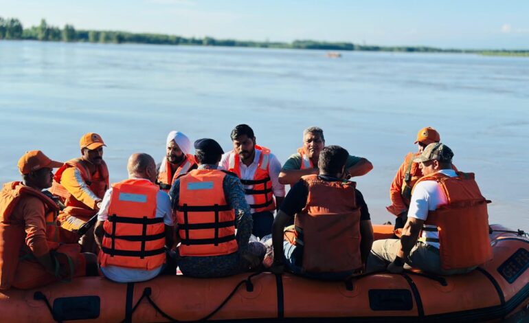 ਰਾਵੀ ਦਰਿਆ ਤੋਂ ਪਾਰਲੇ ਪਿੰਡਾਂ ਵਿੱਚ ਪਹੁੰਚੇ ਵਿਧਾਇਕ ਸ਼ੈਰੀ ਕਲਸੀ ਤੇ ਦਿੱਲੀ ਦੇ ਵਿਧਾਇਕ ਜਰਨੈਲ ਸਿੰਘ