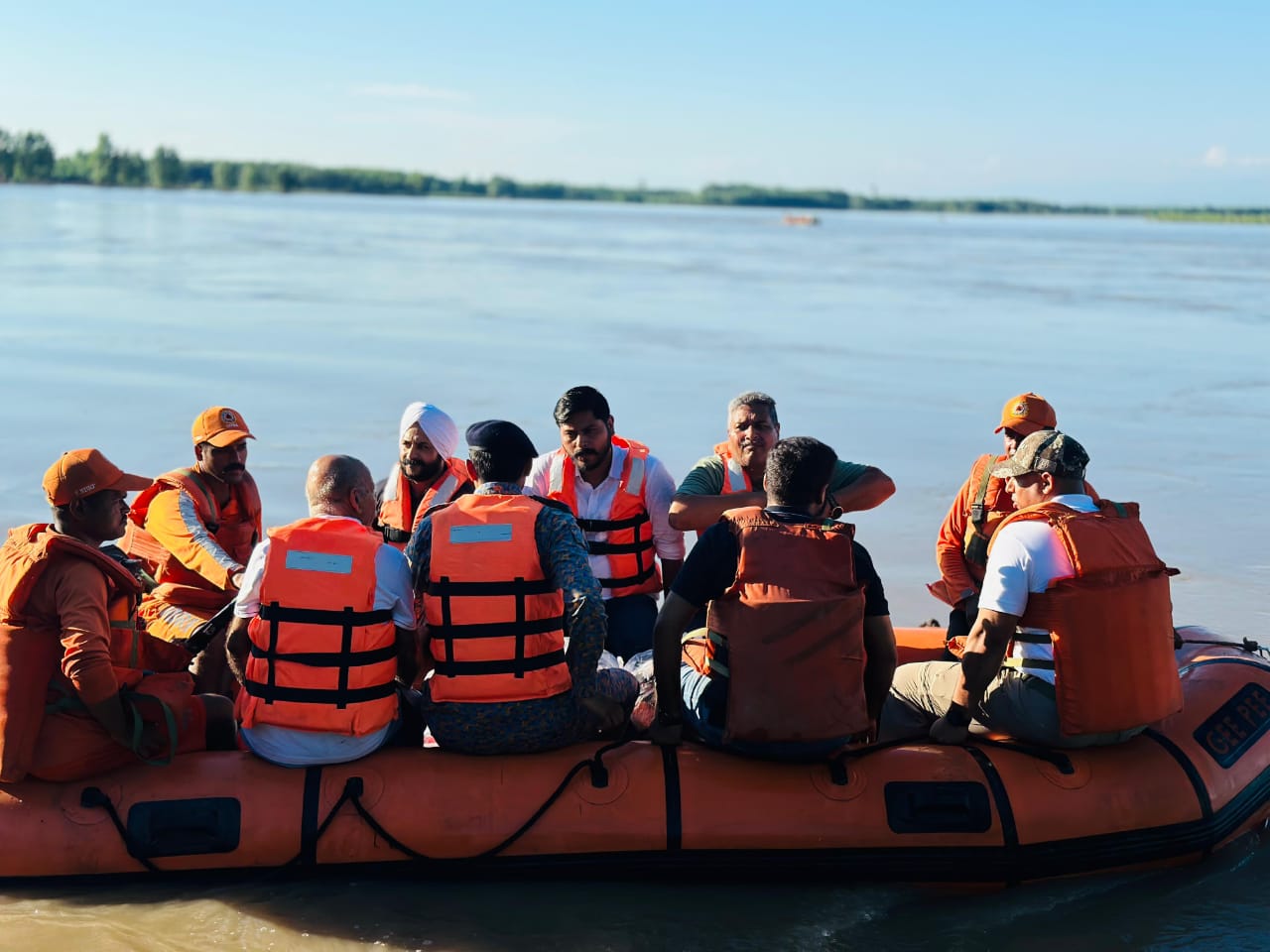 ਰਾਵੀ ਦਰਿਆ ਤੋਂ ਪਾਰਲੇ ਪਿੰਡਾਂ ਵਿੱਚ ਪਹੁੰਚੇ ਵਿਧਾਇਕ ਸ਼ੈਰੀ ਕਲਸੀ ਤੇ ਦਿੱਲੀ ਦੇ ਵਿਧਾਇਕ ਜਰਨੈਲ ਸਿੰਘ