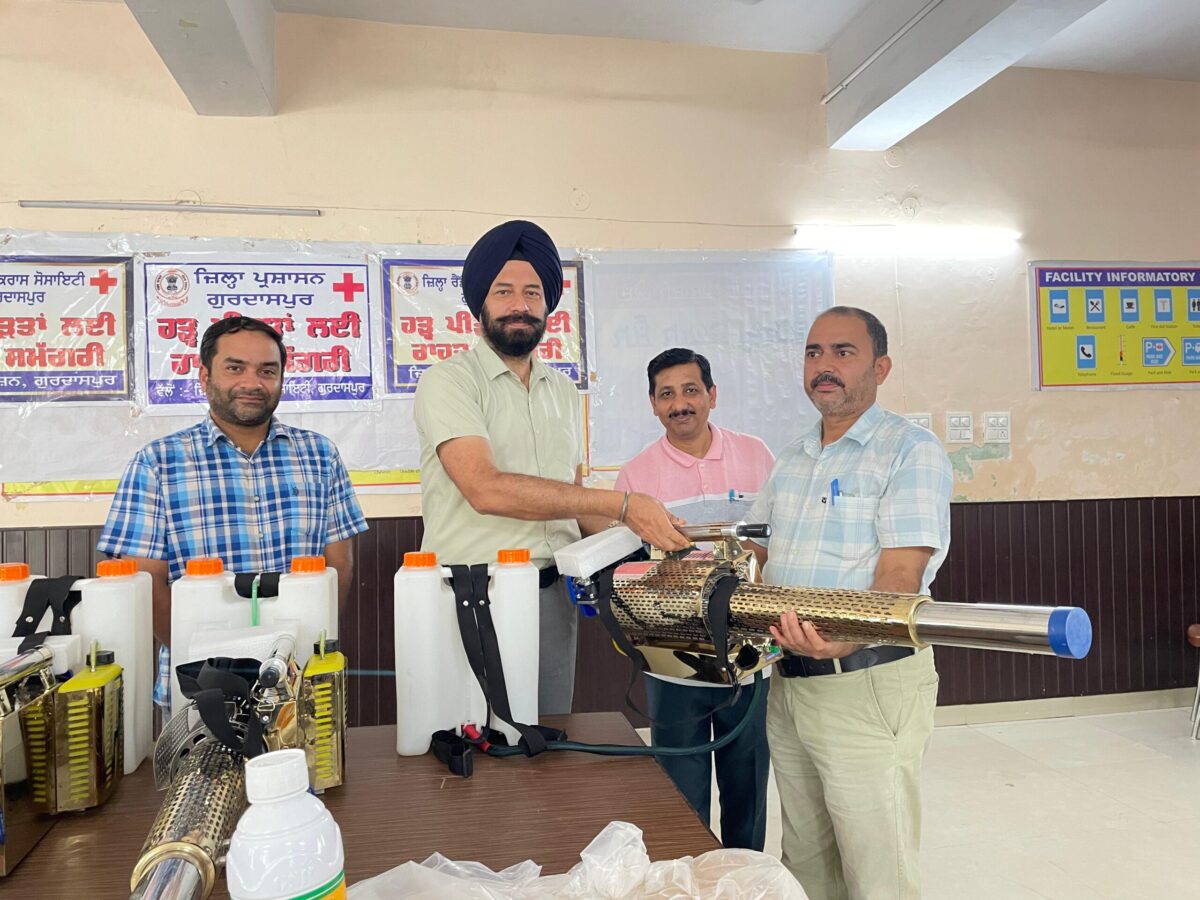 ਜ਼ਿਲ੍ਹਾ ਪ੍ਰਸ਼ਾਸਨ ਨੇ ਪੰਚਾਇਤ ਵਿਭਾਗ ਨੂੰ ਹੜ੍ਹ ਪ੍ਰਭਾਵਿਤ ਇਲਾਕਿਆਂ ਵਿੱਚ ਫ਼ੌਗਿੰਗ ਕਰਨ 22 ਫੌਗਿੰਗ ਮਸ਼ੀਨਾਂ ਦਿੱਤੀਆਂ