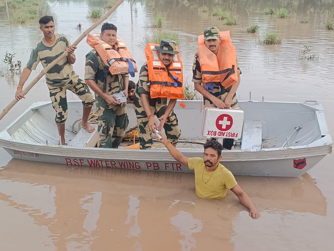 ਬੀ.ਐੱਸ.ਐੱਫ਼. ਵੱਲੋਂ ਜ਼ਿਲ੍ਹਾ ਪ੍ਰਸ਼ਾਸਨ ਦੇ ਸਹਿਯੋਗ ਨਾਲ ਹੜ੍ਹ ਪ੍ਰਭਾਵਿਤ ਖੇਤਰਾਂ ਵਿੱਚ ਮੁਫ਼ਤ ਮੈਡੀਕਲ ਕੈਂਪ ਜਾਰੀ