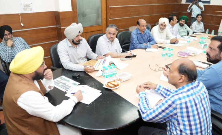 ਹਰਭਜਨ ਸਿੰਘ ਈ. ਟੀ. ਓ. ਨੇ ਹੜ੍ਹਾਂ ਕਾਰਨ ਸੜਕਾਂ ਦੇ ਹੋਏ ਨੁਕਸਾਨ ਦਾ ਲਿਆ ਜਾਇਜ਼ਾ