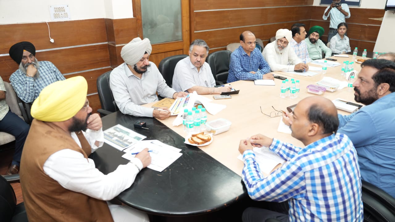 ਹਰਭਜਨ ਸਿੰਘ ਈ. ਟੀ. ਓ. ਨੇ ਹੜ੍ਹਾਂ ਕਾਰਨ ਸੜਕਾਂ ਦੇ ਹੋਏ ਨੁਕਸਾਨ ਦਾ ਲਿਆ ਜਾਇਜ਼ਾ