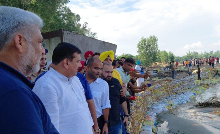 ‘ਹੜ੍ਹਾਂ ਚ ਘਿਰੇ ਹਰ ਪੰਜਾਬੀ ਦੀ ਮੁਸੀਬਤ ਸਾਡੀ ਆਪਣੀ ਮੁਸੀਬਤ, ਸੰਸਦ ਮੈਂਬਰ ਸੰਜੇ ਸਿੰਘ ਅਤੇ ਕੈਬਨਿਟ ਮੰਤਰੀਆਂ ਨੇ ਰਾਹਤ ਕਾਰਜਾਂ ਦੌਰਾਨ ਪ੍ਰਗਟਾਇਆ ਵਿਸ਼ਵਾਸ਼