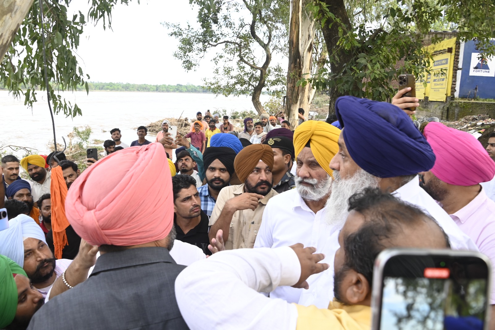 ਹੜ੍ਹ ਪ੍ਰਭਾਵਤ ਖੇਤਰਾਂ ਵਿਚ ਕਿਸਾਨਾਂ ਅਤੇ ਖੇਤ ਮਜ਼ਦੂਰਾਂ ਦੇ ਸਾਰੇ ਕਰਜ਼ੇ ਮੁਆਫ ਕੀਤੇ ਜਾਣ: ਸੁਖਬੀਰ ਸਿੰਘ ਬਾਦਲ