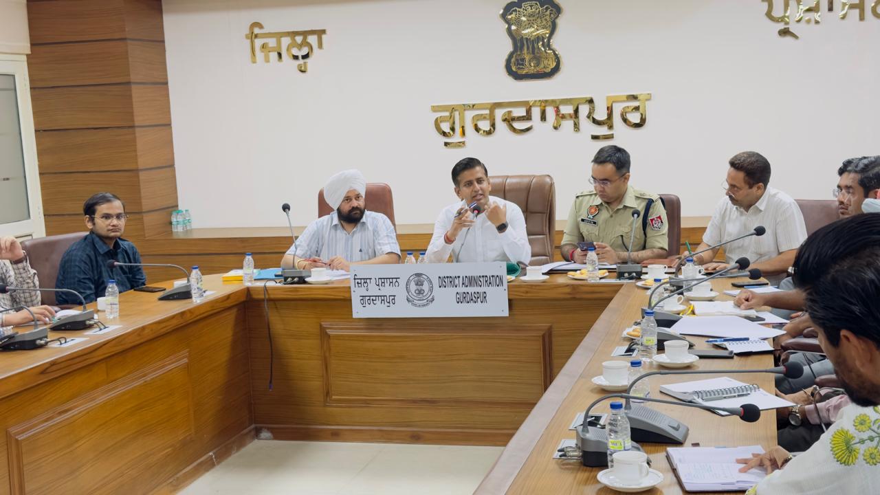 ਹਿਮਾਂਸ਼ੂ ਅਗਰਵਾਲ ਨੇ ਡਿਪਟੀ ਕਮਿਸ਼ਨਰ ਗੁਰਦਾਸਪੁਰ ਦਾ ਆਰਜ਼ੀ ਚਾਰਜ ਸੰਭਾਲਦਿਆਂ ਹੀ ਹੜ੍ਹ ਪ੍ਰਭਾਵਿਤ ਇਲਾਕਿਆਂ ਵਿੱਚ ਚੱਲ ਰਹੇ ਰਾਹਤ ਅਤੇ ਪੁਨਰਵਾਸ ਕਾਰਜਾਂ ਨੂੰ ਹੋਰ ਤੇਜ਼ ਕਰਨ ਦੀਆਂ ਹਦਾਇਤਾਂ ਦਿੱਤੀਆਂ