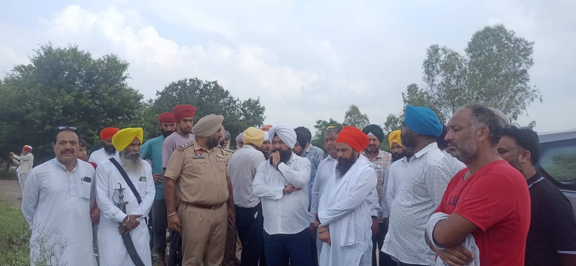 ਚੇਅਰਮੈਨ ਜਸਵੀਰ ਸਿੰਘ ਗੜ੍ਹੀ ਨੇ ਡੇਰਾ ਬਾਬਾ ਨਾਨਕ ਦੇ ਹੜ੍ਹ ਪ੍ਰਭਾਵਿਤ ਪਿੰਡਾਂ ਦਾ ਦੌਰਾ ਕੀਤਾ- ਨੁਕਸਾਨੇ ਗਏ ਘਰਾਂ ਵਿੱਚ ਜਾ ਕੇ ਪੀੜਤਾਂ ਦਾ ਦੁੱਖ ਦਰਦ  ਸੁਣਿਆ