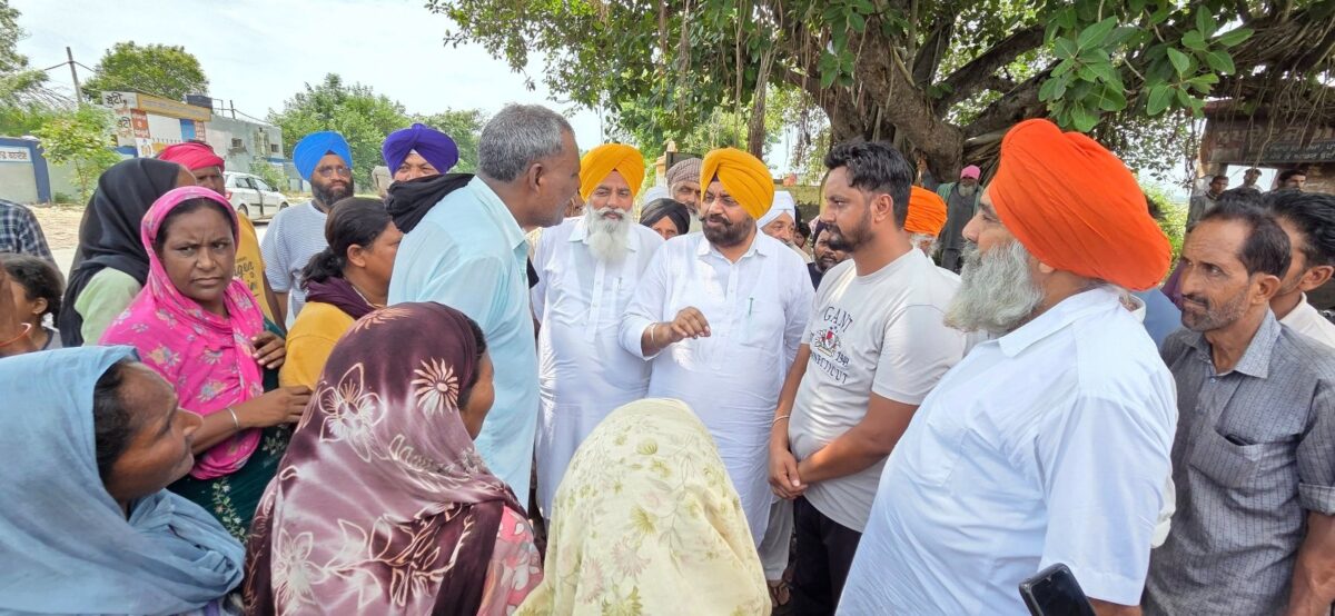 ਵਿਧਾਇਕ ਗੁਰਦੀਪ ਸਿੰਘ ਰੰਧਾਵਾ ਨੇ ਹਲਕੇ ਦੇ ਪਿੰਡਾਂ ਵਿੱਚ ਜਾ ਕੇ ਹੜ੍ਹ ਪੀੜ੍ਹਤਾਂ ਨੂੰ ਮਦਦ ਦਾ ਭਰੋਸਾ ਦਿੱਤਾ