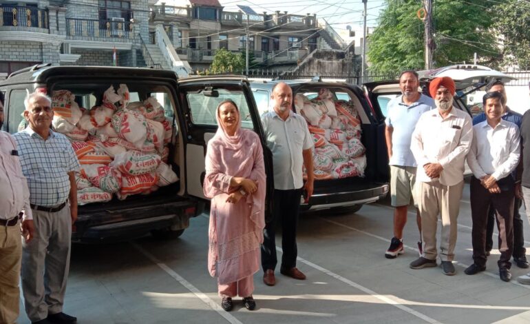 ਵਿਧਾਇਕਾ ਅਰੁਣਾ ਚੌਧਰੀ ਨੇ ਹੜ੍ਹ ਪੀੜਤਾਂ ਲਈ ਭੇਜੀਆਂ ਰਾਸ਼ਨ ਕਿੱਟਾਂ, ਟੀਮ ਮੈਂਬਰਾਂ ਨੇ ਪਿੰਡਾਂ ਵਿੱਚ ਵੰਡੀਆਂ