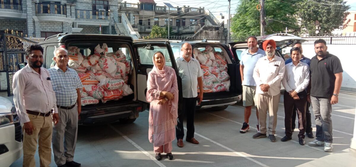 ਵਿਧਾਇਕਾ ਅਰੁਣਾ ਚੌਧਰੀ ਨੇ ਹੜ੍ਹ ਪੀੜਤਾਂ ਲਈ ਭੇਜੀਆਂ ਰਾਸ਼ਨ ਕਿੱਟਾਂ, ਟੀਮ ਮੈਂਬਰਾਂ ਨੇ ਪਿੰਡਾਂ ਵਿੱਚ ਵੰਡੀਆਂ