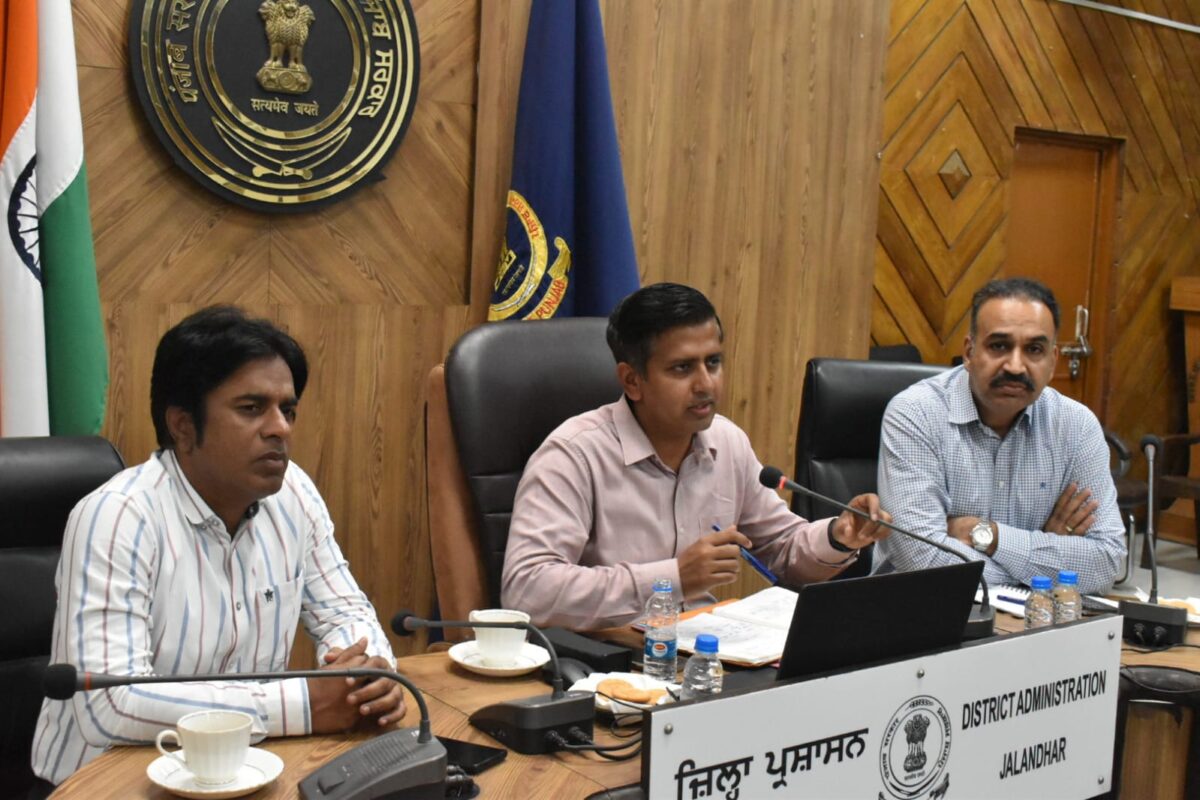 ਹਿਮਾਂਸ਼ੂ ਅਗਰਵਾਲ ਨੇ ਅਧਿਕਾਰੀਆਂ ਨੂੰ ਹੜ੍ਹ ਪ੍ਰਭਾਵਿਤ ਖੇਤਰਾਂ ਵਿੱਚ ਜਾ ਕੇ ਰਾਹਤ ਅਤੇ ਪੁਨਰਵਾਸ ਕਾਰਜਾਂ ਦੀ ਨਿਗਰਾਨੀ ਕਰਨ ਲਈ ਕਿਹਾ