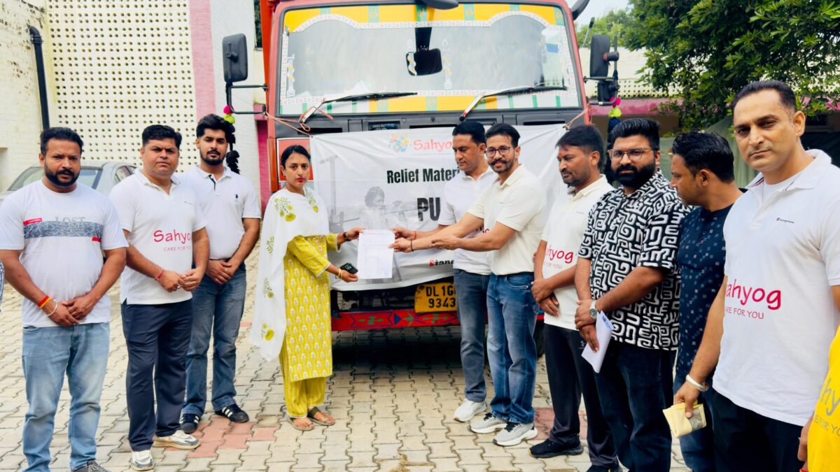 ਐਨਜੀਓ ਸਹਯੋਗ ਫੋਰ ਯੂ ਨਵੀਂ ਦਿੱਲੀ ਵੱਲੋਂ ਹੜ੍ਹ ਪੀੜਤਾਂ ਲਈ ਜਰੂਰੀ ਸਮਾਨ ਦਾ ਟਰੱਕ ਜਿਲ੍ਹਾ ਪ੍ਰਸ਼ਾਸ਼ਨ ਨੂੰ ਭੇਂਟ ਕੀਤਾ