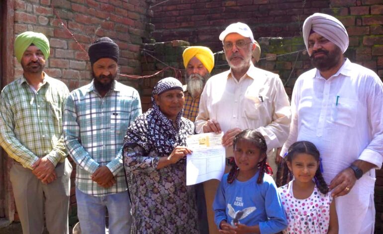 ਸਿਹਤ ਮੰਤਰੀ ਡਾ. ਬਲਬੀਰ ਸਿੰਘ ਨੇ ਹੜ੍ਹ ਪੀੜ੍ਹਤਾਂ ਦੀ ਮਦਦ ਲਈ ਹੱਥ ਵਧਾਇਆ, ਲੋੜਵੰਦਾਂ ਨੂੰ ਆਰਥਿਕ ਸਹਾਇਤਾ ਦੇ ਚੈੱਕ ਭੇਟ ਕੀਤੇ
