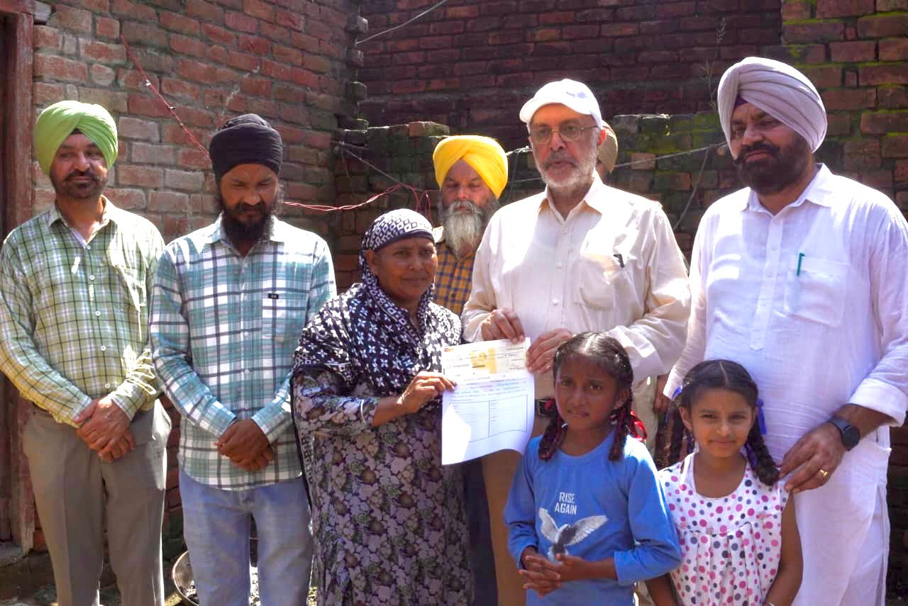 ਸਿਹਤ ਮੰਤਰੀ ਡਾ. ਬਲਬੀਰ ਸਿੰਘ ਨੇ ਹੜ੍ਹ ਪੀੜ੍ਹਤਾਂ ਦੀ ਮਦਦ ਲਈ ਹੱਥ ਵਧਾਇਆ, ਲੋੜਵੰਦਾਂ ਨੂੰ ਆਰਥਿਕ ਸਹਾਇਤਾ ਦੇ ਚੈੱਕ ਭੇਟ ਕੀਤੇ