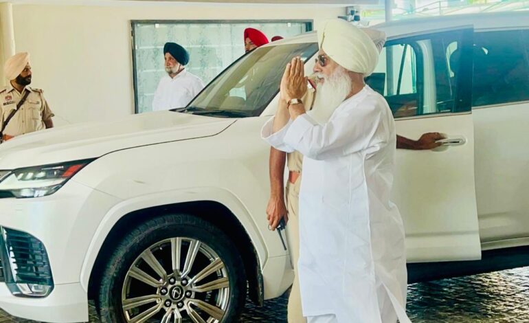 ਸਾਂਸਦ ਸੁਖਜਿੰਦਰ ਸਿੰਘ ਰੰਧਾਵਾ ਦੇ ਡੇਰਾ ਬਾਬਾ ਨਾਨਕ ਗ੍ਰਹਿ ਵਿਖੇ ਪਹੁੰਚੇ ਡੇਰਾ ਬਿਆਸ ਮੁਖੀ ਬਾਬਾ ਗੁਰਿੰਦਰ ਸਿੰਘ ਢਿੱਲੋਂ