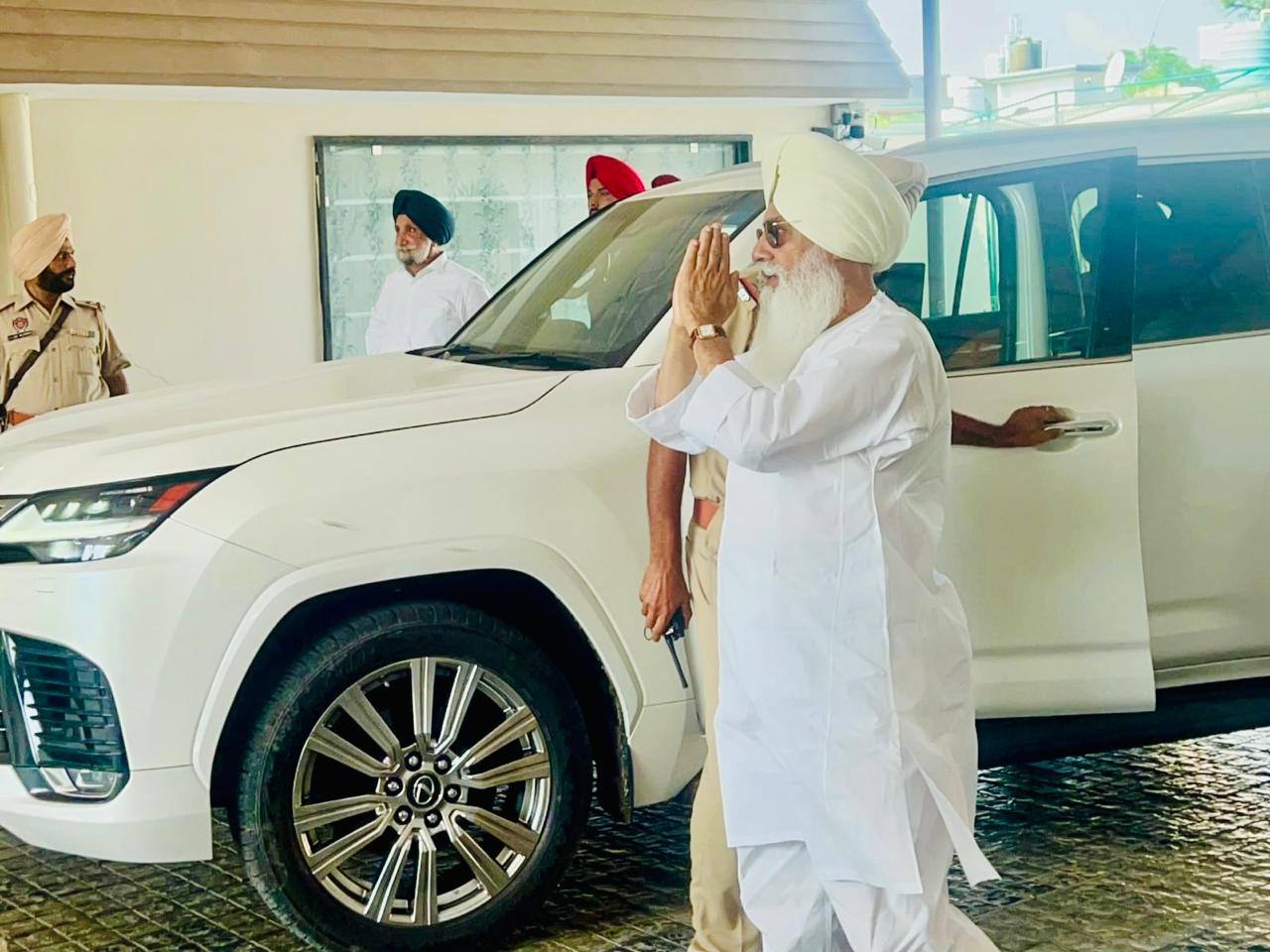 ਸਾਂਸਦ ਸੁਖਜਿੰਦਰ ਸਿੰਘ ਰੰਧਾਵਾ ਦੇ ਡੇਰਾ ਬਾਬਾ ਨਾਨਕ ਗ੍ਰਹਿ ਵਿਖੇ ਪਹੁੰਚੇ ਡੇਰਾ ਬਿਆਸ ਮੁਖੀ ਬਾਬਾ ਗੁਰਿੰਦਰ ਸਿੰਘ ਢਿੱਲੋਂ