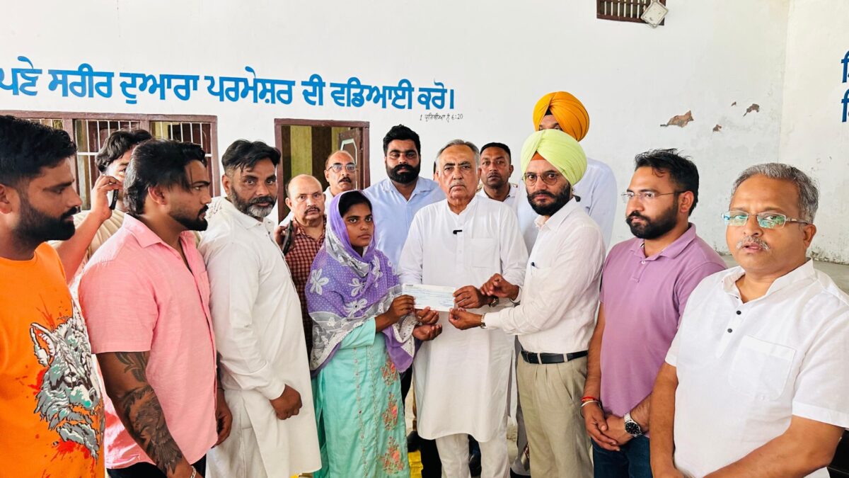 ਹੜਾਂ ਦੌਰਾਨ ਜਾਨ ਗਵਾਉਣ ਵਾਲੇ ਜੂਲੀਅਸ ਮਸੀਹ ਦੇ ਪਰਿਵਾਰ ਨੂੰ ਪੰਜਾਬ ਸਰਕਾਰ ਨੇ 4 ਲੱਖ ਰੁਪਏ ਦੀ ਮਾਲੀ ਸਹਾਇਤਾ ਦਿੱਤੀ