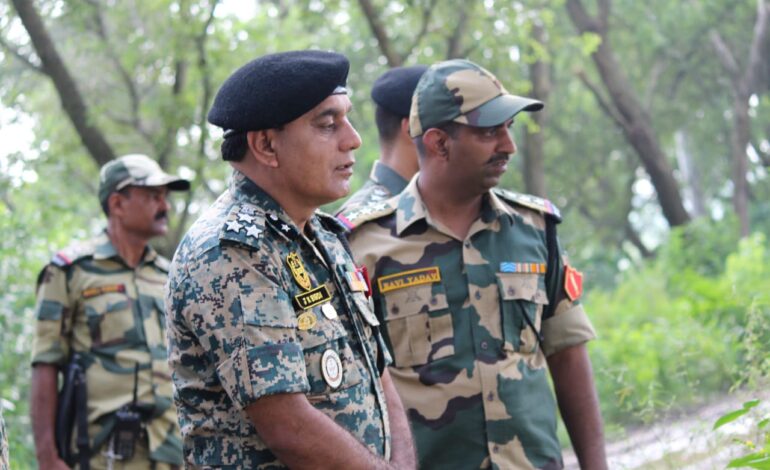 ਡੀ.ਆਈ.ਜੀ. ਵੱਲੋਂ ਹੜ੍ਹ ਪ੍ਰਭਾਵਿਤ ਬਾਰਡਰ ਆਉਟਪੋਸਟਾਂ ਅਤੇ 117 ਬਟਾਲਿਅਨ ਬੀ.ਐੱਸ.ਐੱਫ ਦੇ ਹੜ੍ਹ ਪ੍ਰਭਾਵਿਤ ਇਲਾਕਿਆਂ ਦਾ ਦੌਰਾ