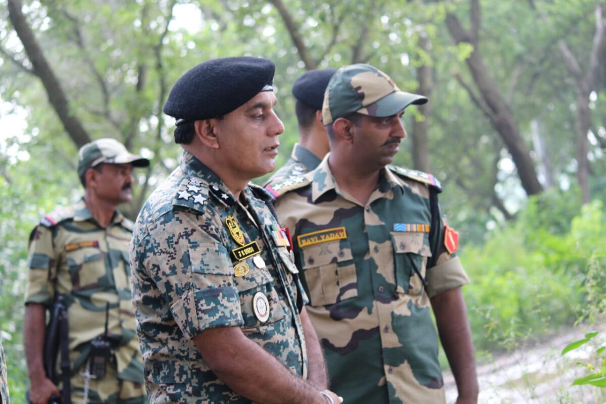 ਡੀ.ਆਈ.ਜੀ. ਵੱਲੋਂ ਹੜ੍ਹ ਪ੍ਰਭਾਵਿਤ ਬਾਰਡਰ ਆਉਟਪੋਸਟਾਂ ਅਤੇ 117 ਬਟਾਲਿਅਨ ਬੀ.ਐੱਸ.ਐੱਫ ਦੇ ਹੜ੍ਹ ਪ੍ਰਭਾਵਿਤ ਇਲਾਕਿਆਂ ਦਾ ਦੌਰਾ