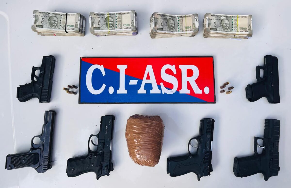 ਅੰਮ੍ਰਿਤਸਰ ਵਿੱਚ ਸਰਹੱਦ ਪਾਰੋਂ ਤਸਕਰੀ ਰੈਕੇਟ ਦਾ ਪਰਦਾਫਾਸ਼; ਛੇ ਪਿਸਤੌਲਾਂ, 1 ਕਿਲੋ ਹੈਰੋਇਨ, 6 ਲੱਖ ਰੁਪਏ ਦੀ ਡਰੱਗ ਮਨੀ ਸਮੇਤ ਪੰਜ ਗ੍ਰਿਫ਼ਤਾਰ