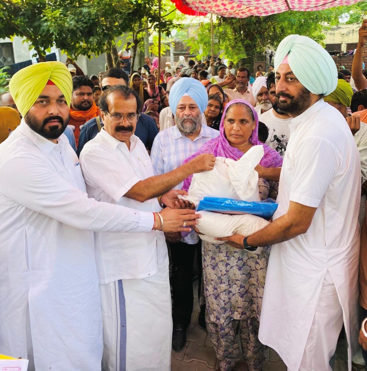 ਕੇਂਦਰੀ ਡੇਅਰੀ,ਪਸ਼ੂ ਪਾਲਣ ਅਤੇ ਮੱਛੀ ਪਾਲਣ ਰਾਜ ਮੰਤਰੀ ਜਾਰਜ ਕੁਰੀਅਨ ਵੱਲੋਂ ਹੜ੍ਹ ਕਾਰਨ ਪ੍ਰਭਾਵਿਤ ਡੇਰਾ ਬਾਬਾ ਨਾਨਕ ਹਲਕੇ ਦਾ ਦੌਰਾ ਕੀਤਾ ਗਿਆ