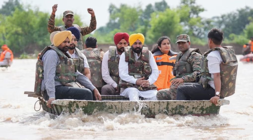 ਮੁੱਖ ਮੰਤਰੀ ਖੜ੍ਹੇ ਹੜ੍ਹ ਪੀੜਤਾਂ ਨਾਲ : ਪੰਜਾਬ ਸਰਕਾਰ ਨੇ ਕਾਇਮ ਕੀਤੀ ਲੋਕਤੰਤਰ ਦੀ ਸੱਚੀ ਮਿਸਾਲ