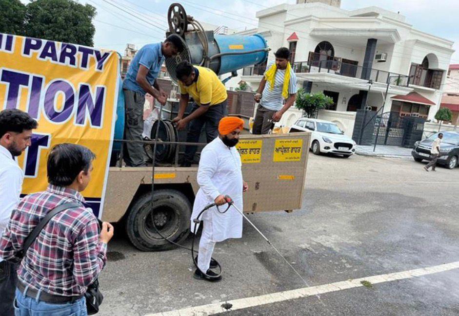 ਗਲੀ-ਗਲੀ ਤੱਕ ਪਹੁੰਚਿਆ ਸੈਨੀਟਾਈਜ਼ੇਸ਼ਨ ਅਭਿਆਨ, ਸਿੱਖਿਆ ਮੰਤਰੀ ਹਰਜੋਤ ਸਿੰਘ ਬੈਂਸ ਨੇ ਖੁਦ ਸੰਭਾਲੀ ਕਮਾਨ