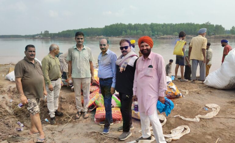 ਗੁਰਦਾਸਪੁਰ-ਪਠਾਨਕੋਟ ਵਿੱਚ ਹੜ੍ਹ ਪੀੜਤਾਂ ਨਾਲ ਖੜ੍ਹਾ “ਆਲ ਇੰਡੀਆ ਸੈਣੀ ਸੇਵਾ ਸਮਾਜ”, ਕਿਸ਼ਤੀਆਂ ਤੇ ਜਾ ਕੇ ਪਹੁੰਚਾਈ ਮਦਦ