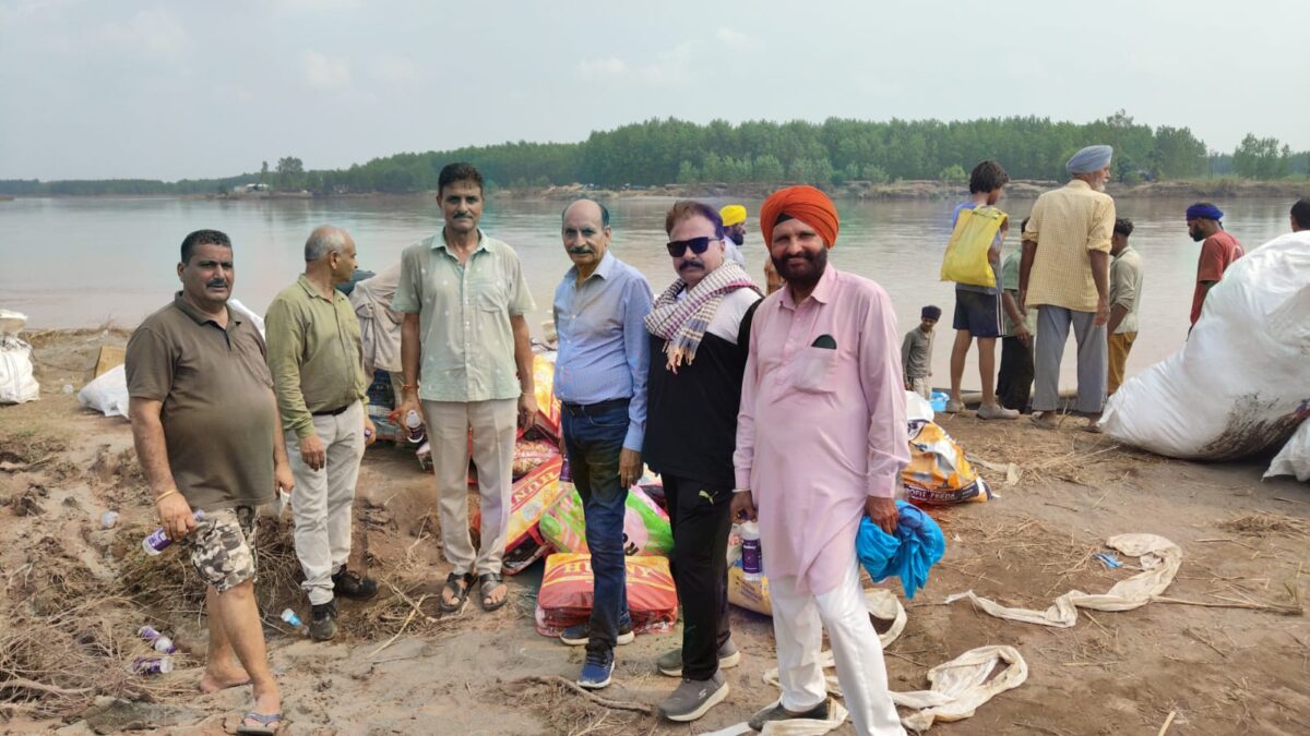 ਗੁਰਦਾਸਪੁਰ-ਪਠਾਨਕੋਟ ਵਿੱਚ ਹੜ੍ਹ ਪੀੜਤਾਂ ਨਾਲ ਖੜ੍ਹਾ “ਆਲ ਇੰਡੀਆ ਸੈਣੀ ਸੇਵਾ ਸਮਾਜ”, ਕਿਸ਼ਤੀਆਂ ਤੇ ਜਾ ਕੇ ਪਹੁੰਚਾਈ ਮਦਦ