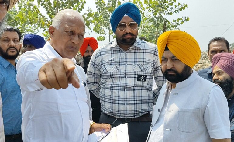 ਮੁੰਡੀਆਂ ਅਤੇ ਗੋਇਲ ਵੱਲੋਂ ਸਤਲੁਜ ਦਰਿਆ ਦੇ ਵਹਾਅ ਨੂੰ ਬਹਾਲ ਕਰਨ ਲਈ ਵਾਧੂ ਮਸ਼ੀਨਰੀ ਲਾਉਣ ਦੇ ਆਦੇਸ਼