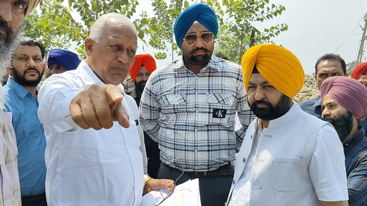 ਮੁੰਡੀਆਂ ਅਤੇ ਗੋਇਲ ਵੱਲੋਂ ਸਤਲੁਜ ਦਰਿਆ ਦੇ ਵਹਾਅ ਨੂੰ ਬਹਾਲ ਕਰਨ ਲਈ ਵਾਧੂ ਮਸ਼ੀਨਰੀ ਲਾਉਣ ਦੇ ਆਦੇਸ਼