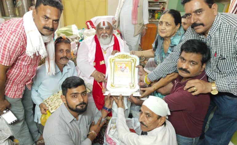 ਫ੍ਰੀ ਬੱਸ ਸੇਵਾ ਦੇ 4 ਸਾਲ ਪੂਰੇ ਹੋਣ ਤੇ ਸ਼੍ਰੀ ਗੁਰੂ ਮਹਾਰਾਜ ਰਾਮ ਸੁੰਦਰ ਦਾਸ ਜੀ ਕੋਲੋਂ ਕਟਵਾਈਆਂ ਕੇਕ