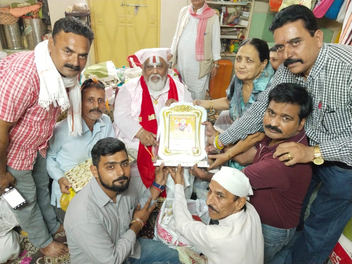 ਫ੍ਰੀ ਬੱਸ ਸੇਵਾ ਦੇ 4 ਸਾਲ ਪੂਰੇ ਹੋਣ ਤੇ ਸ਼੍ਰੀ ਗੁਰੂ ਮਹਾਰਾਜ ਰਾਮ ਸੁੰਦਰ ਦਾਸ ਜੀ ਕੋਲੋਂ ਕਟਵਾਈਆਂ ਕੇਕ