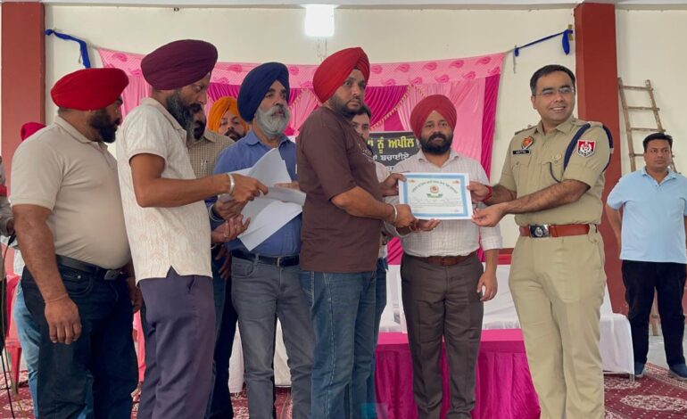 ਜ਼ਿਲ੍ਹਾ ਪ੍ਰਸ਼ਾਸਨ ਵੱਲੋਂ ਕਲਾਨੌਰ ਵਿਖੇ ਪਰਾਲੀ ਨਾ ਸਾੜਨ ਲਈ ਕਿਸਾਨਾਂ ਨੂੰ ਕੀਤਾ ਗਿਆ ਜਾਗਰੂਕ