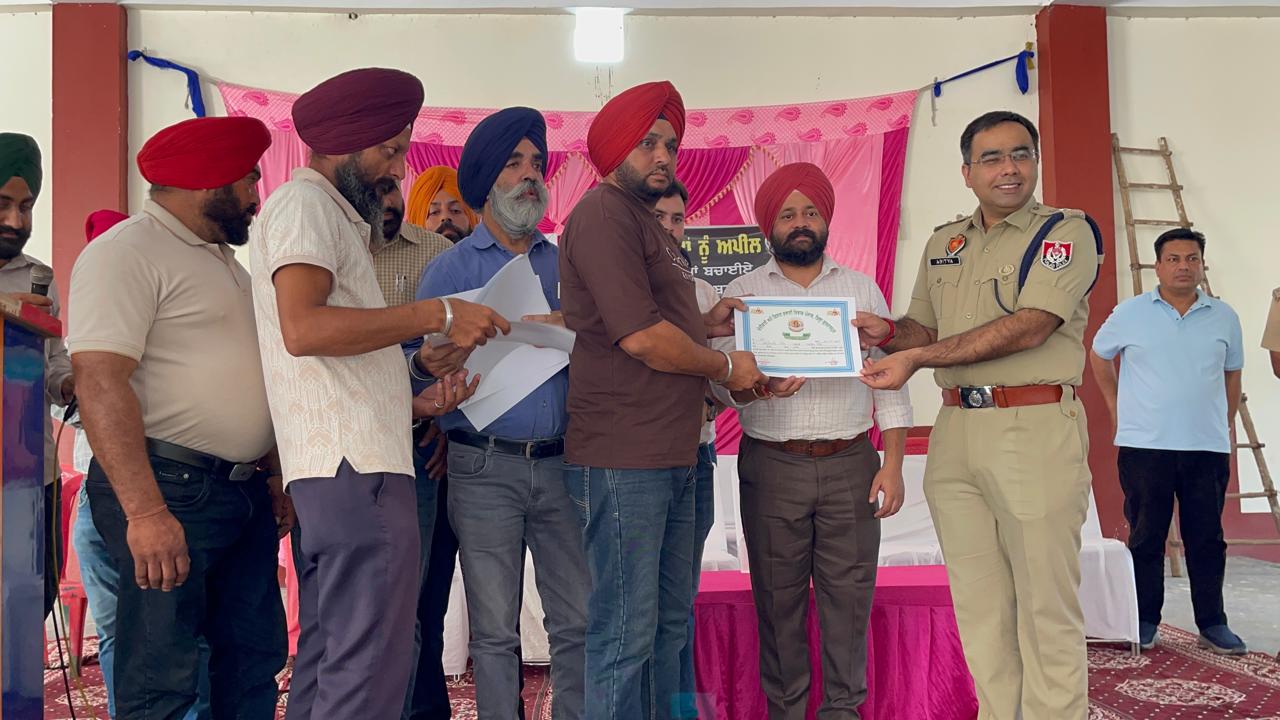 ਜ਼ਿਲ੍ਹਾ ਪ੍ਰਸ਼ਾਸਨ ਵੱਲੋਂ ਕਲਾਨੌਰ ਵਿਖੇ ਪਰਾਲੀ ਨਾ ਸਾੜਨ ਲਈ ਕਿਸਾਨਾਂ ਨੂੰ ਕੀਤਾ ਗਿਆ ਜਾਗਰੂਕ