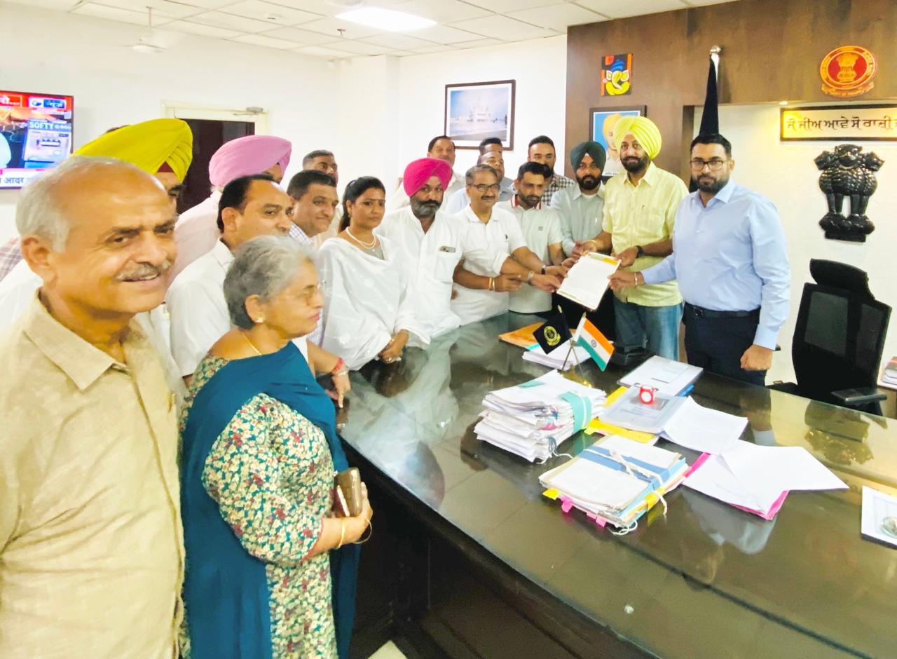 ਮਕੌੜਾ ਪੱਤਣ ‘ਤੇ ਪੱਕਾ ਪੁਲ ਬਣਾਉਣ ਦੀ ਮੰਗ ਨੂੰ ਲੈ ਕੇ ਡੀਸੀ ਨੂੰ ਮੰਗ ਪੱਤਰ ਸੌਂਪਿਆ