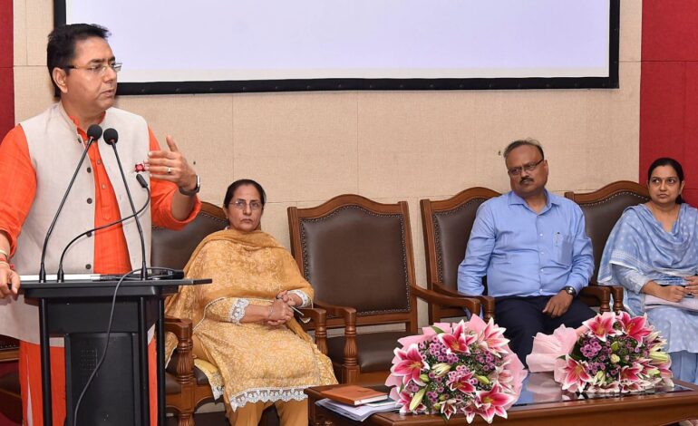 ਅਮਨ ਅਰੋੜਾ ਵੱਲੋਂ ਨਵਿਆਉਣਯੋਗ ਊਰਜਾ ਸੈਕਟਰ ਨੂੰ ਹੋਰ ਸੁਚਾਰੂ ਬਣਾਉਣ ਲਈ “ਇੱਕ ਸਮਰਪਿਤ ਅਧਿਕਾਰੀ” ਲਗਾਉਣ ਅਤੇ “ਵੱਟਸਐਪ ਹੈਲਪਲਾਈਨ” ਚਾਲੂ ਕਰਨ ਦੇ ਆਦੇਸ਼