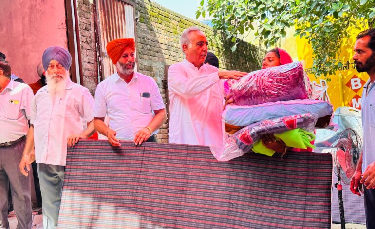 ਰਮਨ ਬਹਿਲ ਨੇ ਆਪਣੇ ਸਾਥੀਆਂ ਨਾਲ 10 ਪਿੰਡਾਂ ਦੇ 100 ਹੜ੍ਹ ਪ੍ਰਭਾਵਿਤ ਪਰਿਵਾਰਾਂ ਨੂੰ ਕੰਬਲ, ਮੱਛਰਦਾਨੀਆਂ, ਗੱਦੇ ਅਤੇ ਹੋਰ ਲੋੜੀਂਦਾ ਸਮਾਨ ਵੰਡਿਆ