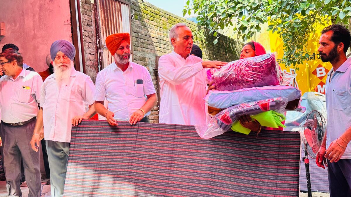 ਰਮਨ ਬਹਿਲ ਨੇ ਆਪਣੇ ਸਾਥੀਆਂ ਨਾਲ 10 ਪਿੰਡਾਂ ਦੇ 100 ਹੜ੍ਹ ਪ੍ਰਭਾਵਿਤ ਪਰਿਵਾਰਾਂ ਨੂੰ ਕੰਬਲ, ਮੱਛਰਦਾਨੀਆਂ, ਗੱਦੇ ਅਤੇ ਹੋਰ ਲੋੜੀਂਦਾ ਸਮਾਨ ਵੰਡਿਆ