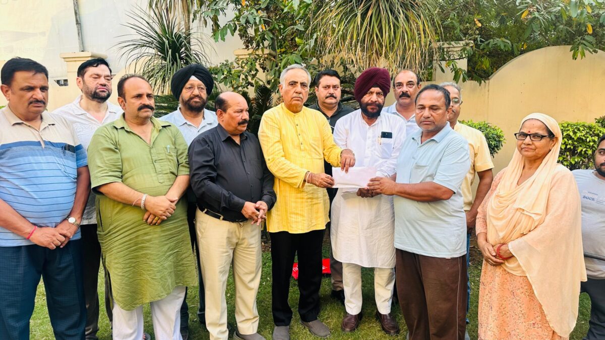 ਰਮਨ ਬਹਿਲ ਦੀ ਪ੍ਰੇਰਨਾ ਸਦਕਾ ਵਪਾਰ ਮੰਡਲ ਨੇ ਲੋੜਵੰਦਾਂ ਨੂੰ 90000 ਦੀ ਸਹਾਇਤਾ ਰਾਸ਼ੀ ਵੰਡੀ