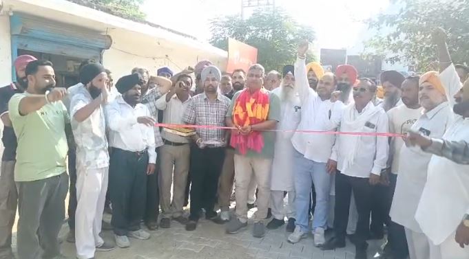 ਸ਼ਮਸ਼ੇਰ ਸਿੰਘ ਦੀਨਾਨਗਰ ਨੇ ਨੌਸ਼ਹਿਰਾ ਤੋਂ ਨਵਾਂ ਪਿੰਡ ਬਹਾਦਰ ਰਾਹੀਂ ਗੁਰਦੁਆਰਾ ਬੀਬੀ ਸੁੰਦਰੀ ਜੀ ਤੱਕ ਜਾਂਦੀ ਸੜਕ ਦੀ ਮੁਰੰਮਤ ਤੇ ਚੌੜਿਆਂ ਕਰਨ ਦੇ ਪ੍ਰੋਜੈਕਟ ਦਾ ਨੀਂਹ ਪੱਥਰ ਰੱਖਿਆ