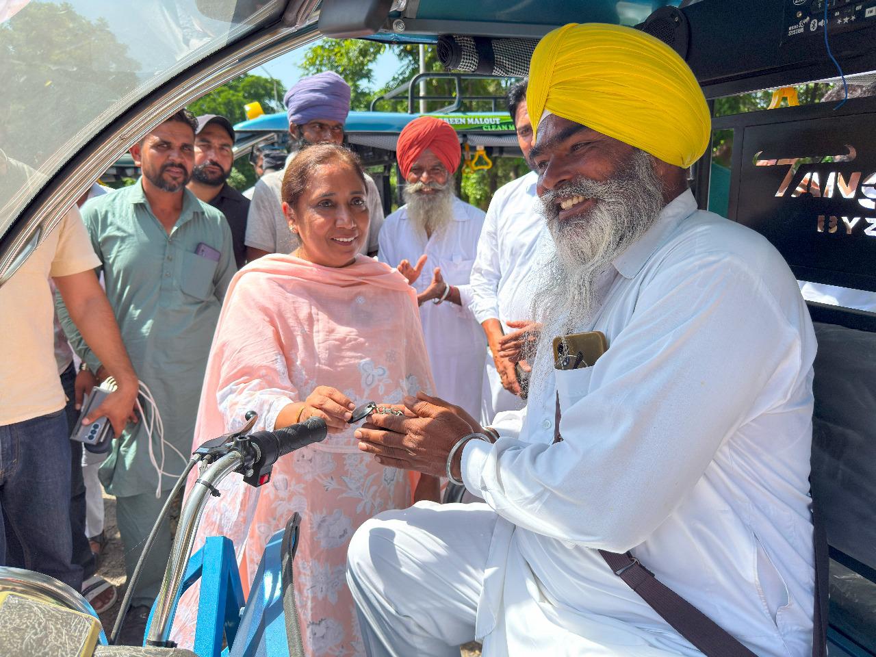 ਵਾਤਾਵਰਨ ਸੁਰੱਖਿਆ ਤੇ ਰੋਜ਼ਗਾਰ ਵੱਲ ਵੱਡਾ ਕਦਮ!ਮਾਨ ਸਰਕਾਰ ਨੇ ਲੋੜਵੰਦਾਂ ਨੂੰ ਵੰਡੇ ਈ-ਰਿਕਸ਼ਾ