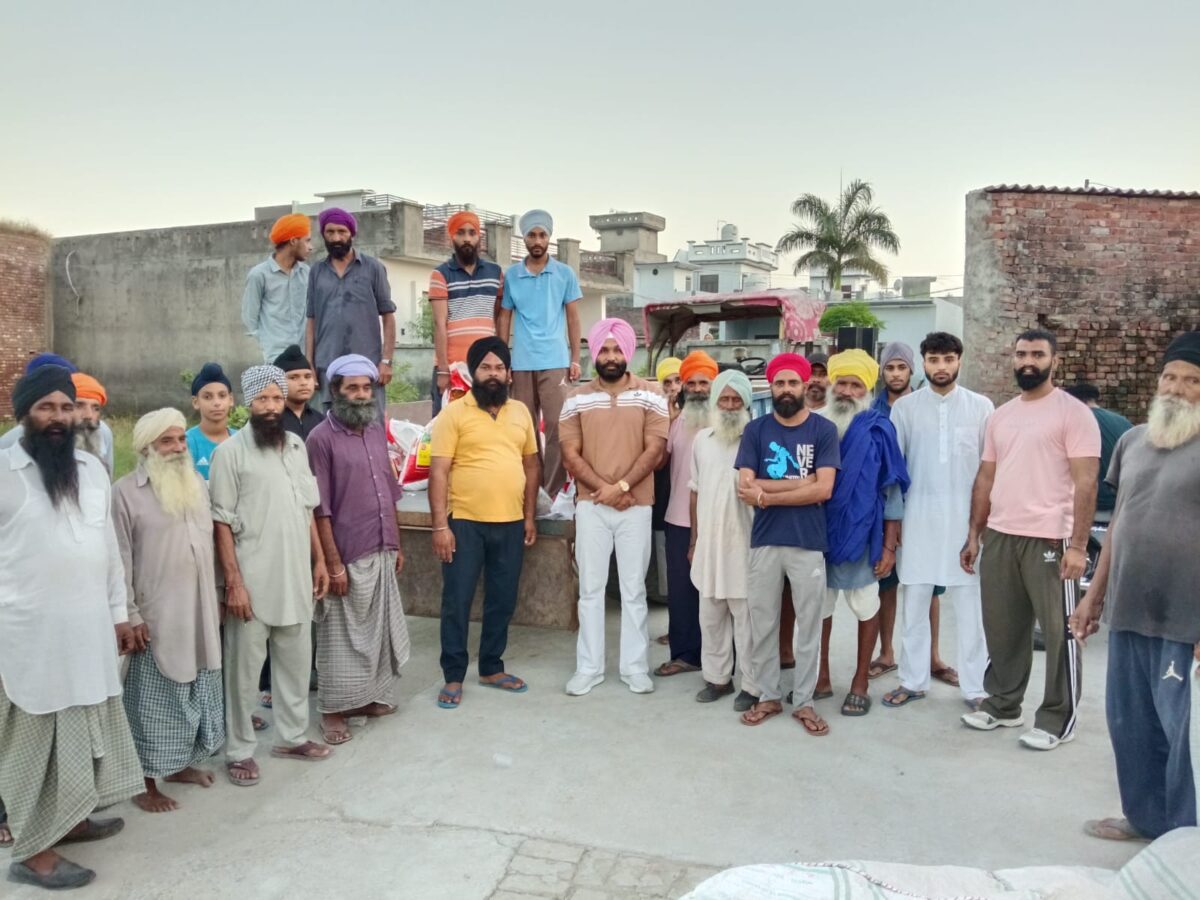 ਹੜ੍ਹ ਪੀੜਤਾਂ ਦੀ ਮਦਦ ਲਈ ਲਗਾਤਾਰ ਡਟਿਆ ਅਕਾਲੀ ਦਲ: ਬੱਬੇਹਾਲੀ ਦੀ ਟੀਮ ਵੱਲੋਂ ਚਾਣਚੱਕ ਸਿੰਘੋਵਾਲ ‘ਚ ਪਸ਼ੂ ਫੀਡ ਵੰਡੀ