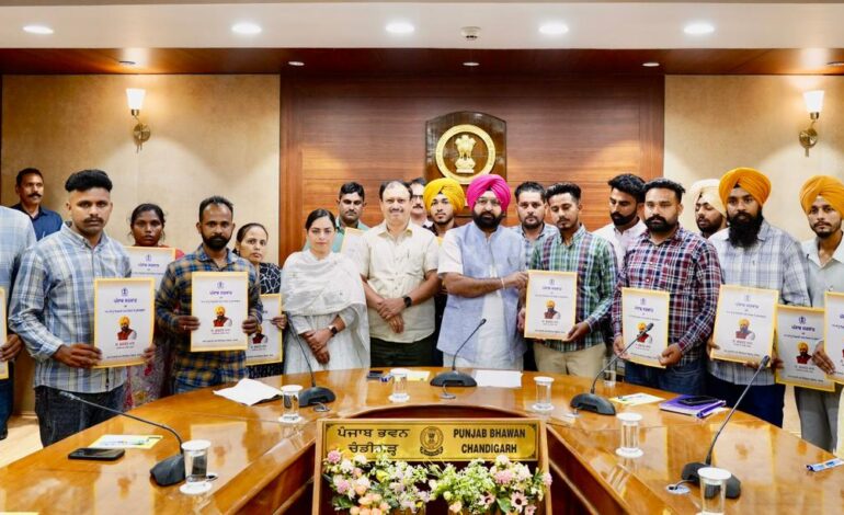 ਹਰਦੀਪ ਸਿੰਘ ਮੁੰਡੀਆਂ ਨੇ 15 ਨਵ-ਨਿਯੁਕਤ ਮੁਲਾਜ਼ਮਾਂ ਨੂੰ ਨਿਯੁਕਤੀ ਪੱਤਰ ਸੌਂਪੇ