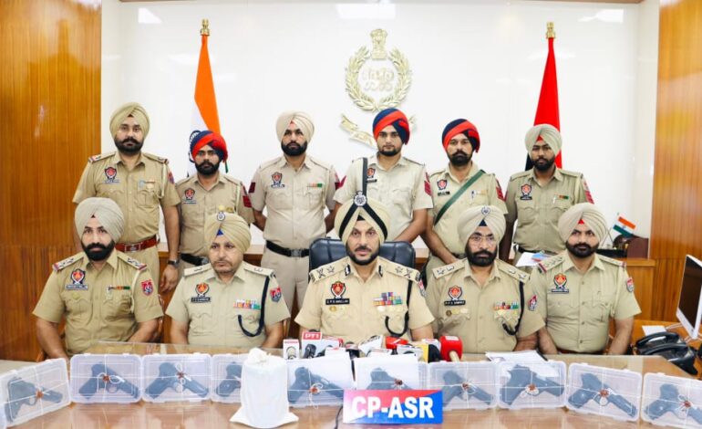 ਸਰਹੱਦ ਪਾਰੋਂ ਹਥਿਆਰ ਅਤੇ ਨਸ਼ਾ ਤਸਕਰੀ ਵਿੱਚ ਸ਼ਾਮਲ ਇੱਕ ਨਾਬਾਲਗ ਸਮੇਤ ਪੰਜ ਵਿਅਕਤੀ 12 ਪਿਸਤੌਲਾਂ, 1.5 ਕਿਲੋਗ੍ਰਾਮ ਹੈਰੋਇਨ ਨਾਲ ਗ੍ਰਿਫਤਾਰ