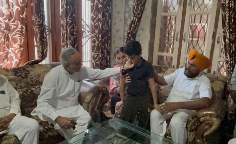 ਰਮਨ ਬਹਿਲ ਨੇ ਸਾਧੂਚੱਕ ਪਹੁੰਚ ਕੇ ਦਿਲਪ੍ਰੀਤ ਕੌਰ ਅਤੇ ਉਸਦੇ ਬੱਚਿਆਂ ਨਾਲ ਮੁਲਾਕਾਤ ਕੀਤੀ