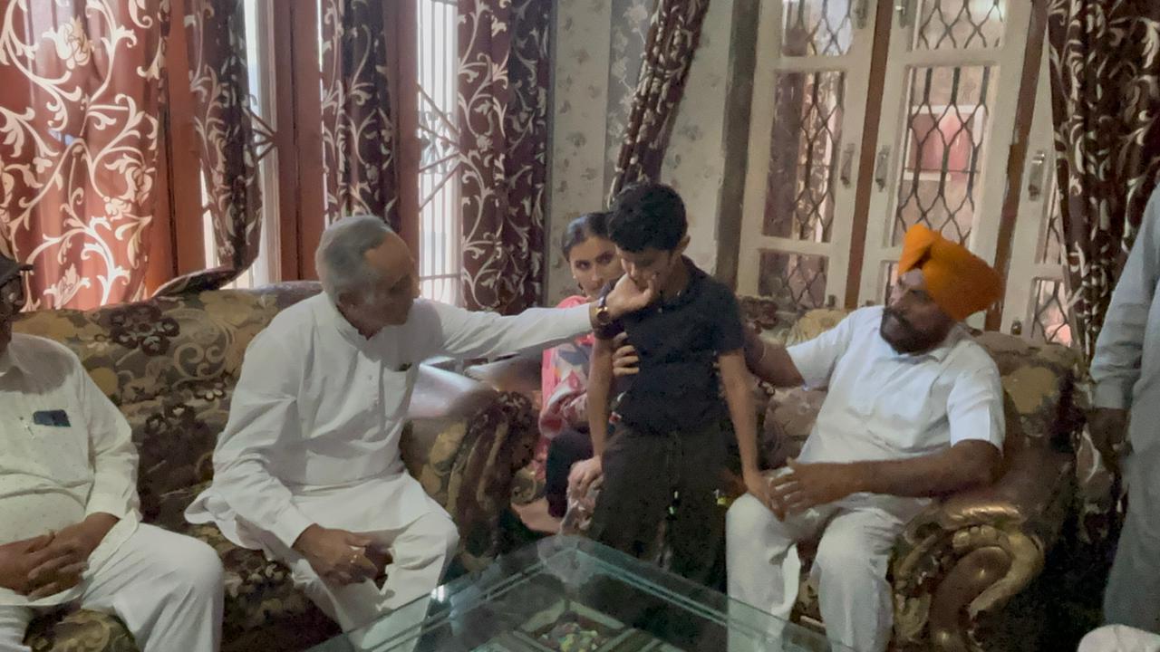 ਰਮਨ ਬਹਿਲ ਨੇ ਸਾਧੂਚੱਕ ਪਹੁੰਚ ਕੇ ਦਿਲਪ੍ਰੀਤ ਕੌਰ ਅਤੇ ਉਸਦੇ ਬੱਚਿਆਂ ਨਾਲ ਮੁਲਾਕਾਤ ਕੀਤੀ