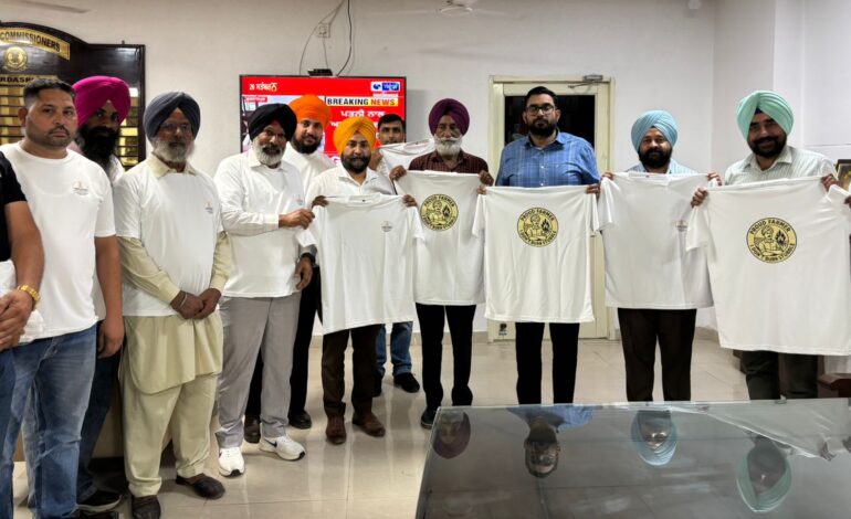 ਡਿਪਟੀ ਕਮਿਸ਼ਨਰ ਨੇ ਅਗਾਂਹਵਧੂ ਕਿਸਾਨਾਂ ਨੂੰ ਫਸਲੀ ਰਹਿੰਦ-ਖੂੰਹਦ ਨੂੰ ਅੱਗ ਨਾ ਲਗਾਉਣ ਦਾ ਸੁਨੇਹਾ ਦੇਣ ਵਾਲੇ ਲੋਗੋ ਵਾਲੀਆਂ ਟੀ-ਸ਼ਰਟਾਂ ਵੰਡੀਆਂ