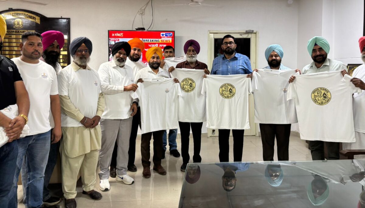 ਡਿਪਟੀ ਕਮਿਸ਼ਨਰ ਨੇ ਅਗਾਂਹਵਧੂ ਕਿਸਾਨਾਂ ਨੂੰ ਫਸਲੀ ਰਹਿੰਦ-ਖੂੰਹਦ ਨੂੰ ਅੱਗ ਨਾ ਲਗਾਉਣ ਦਾ ਸੁਨੇਹਾ ਦੇਣ ਵਾਲੇ ਲੋਗੋ ਵਾਲੀਆਂ ਟੀ-ਸ਼ਰਟਾਂ ਵੰਡੀਆਂ
